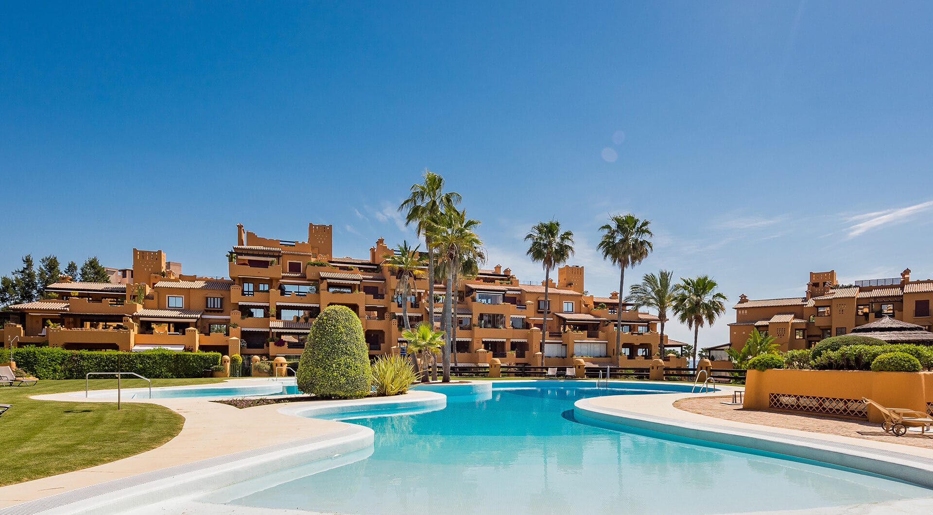Luxury 4-Bedroom Beachfront Apartment with Private Pool – Los Granados del Mar, Estepona