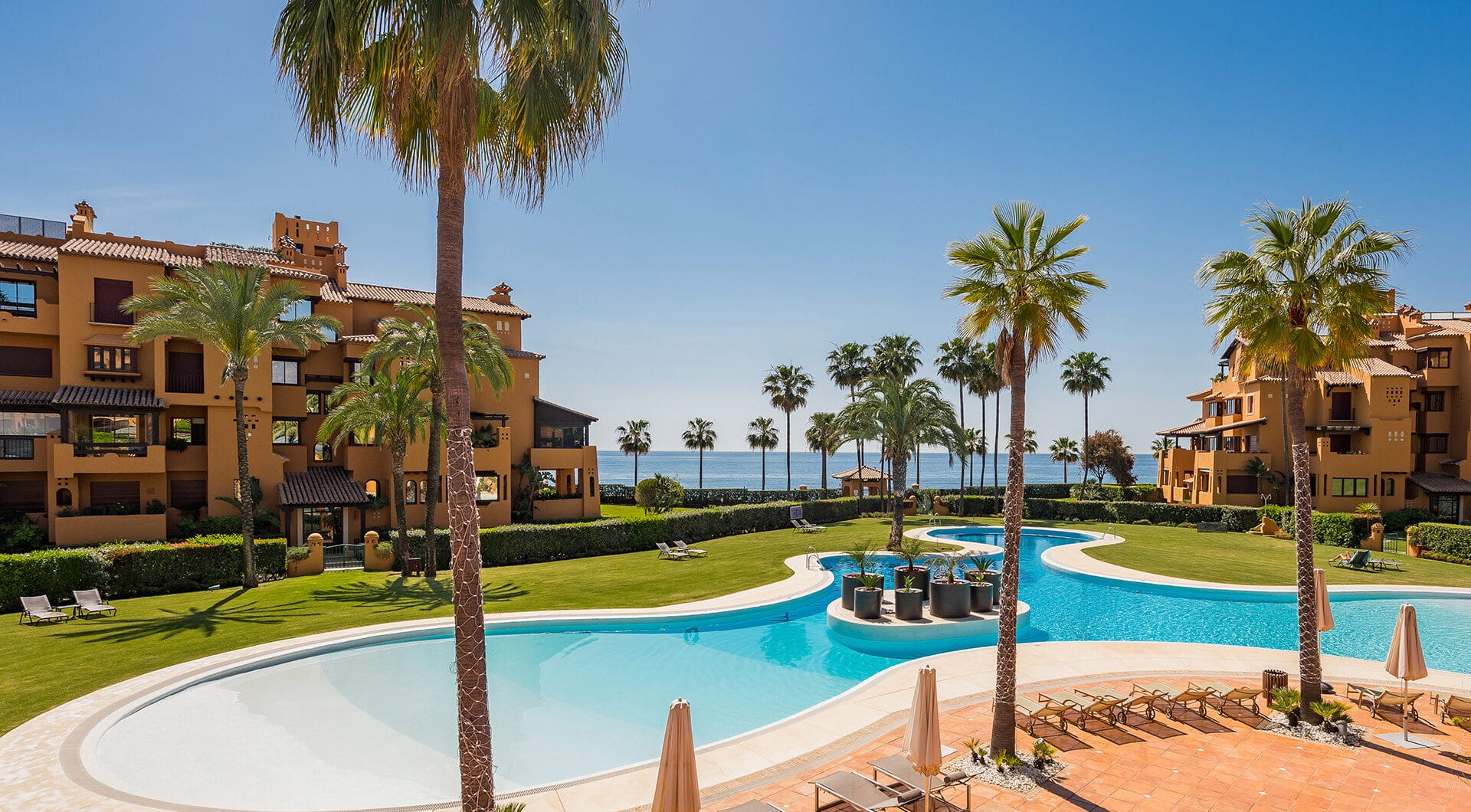 Luxury 4-Bedroom Beachfront Apartment with Private Pool – Los Granados del Mar, Estepona