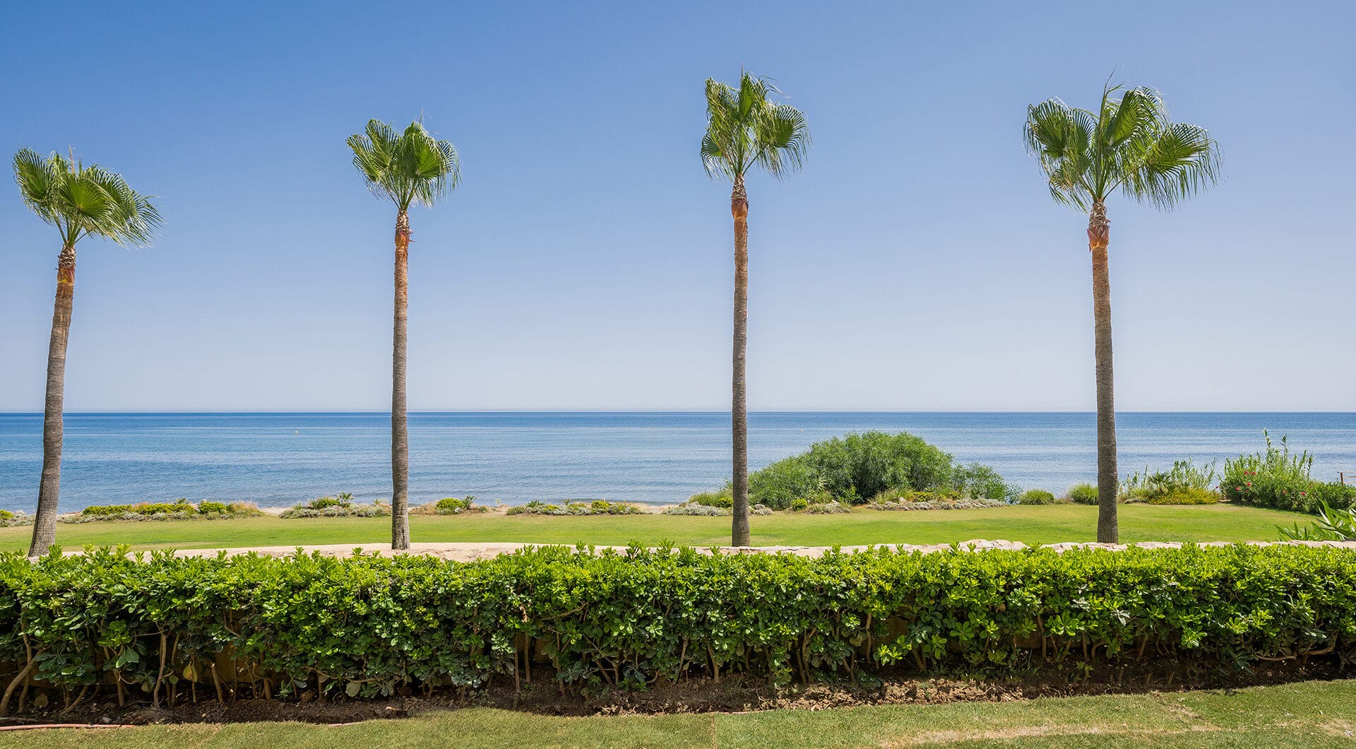 Luxury 4-Bedroom Beachfront Apartment with Private Pool – Los Granados del Mar, Estepona