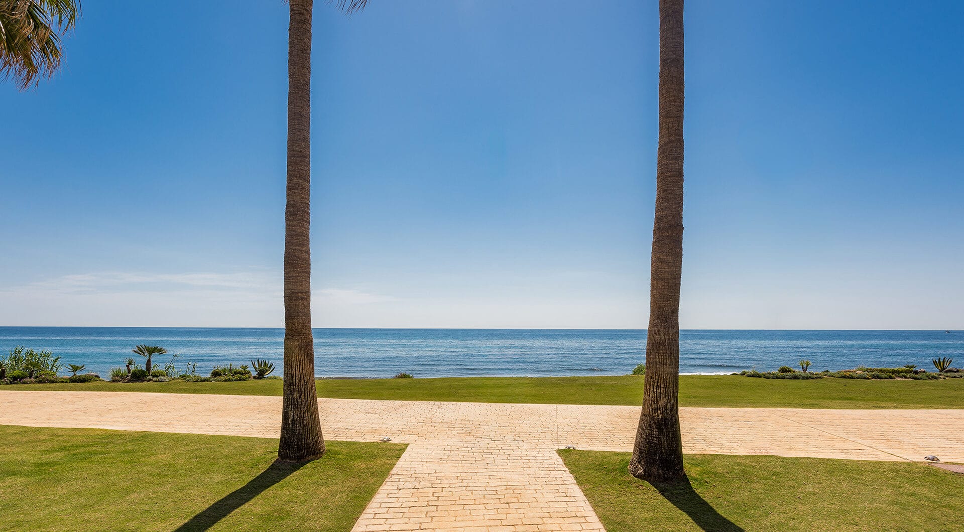 Luxury 4-Bedroom Beachfront Apartment with Private Pool – Los Granados del Mar, Estepona