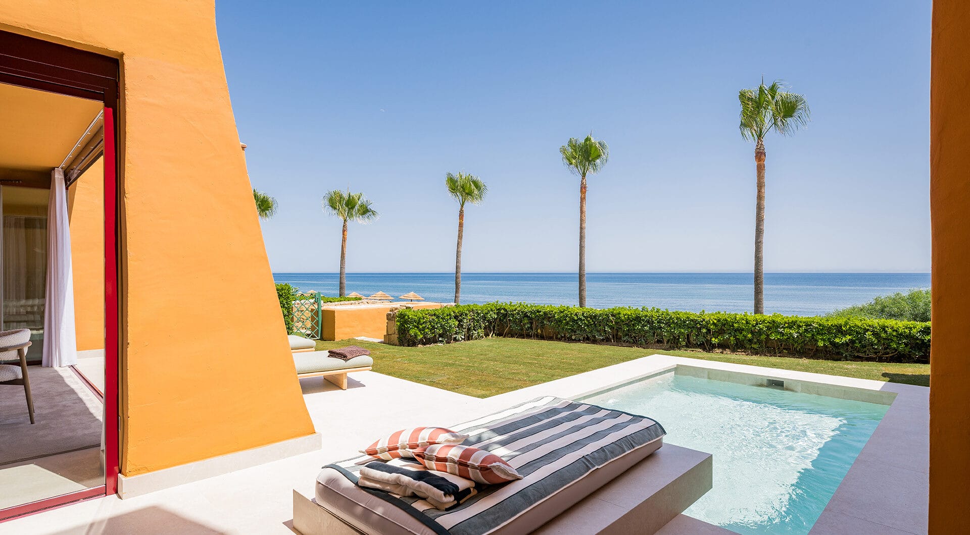 Luxury 4-Bedroom Beachfront Apartment with Private Pool – Los Granados del Mar, Estepona