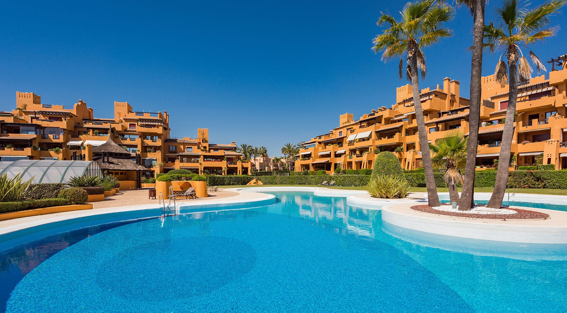 Luxury 4-Bedroom Beachfront Apartment with Private Pool – Los Granados del Mar, Estepona
