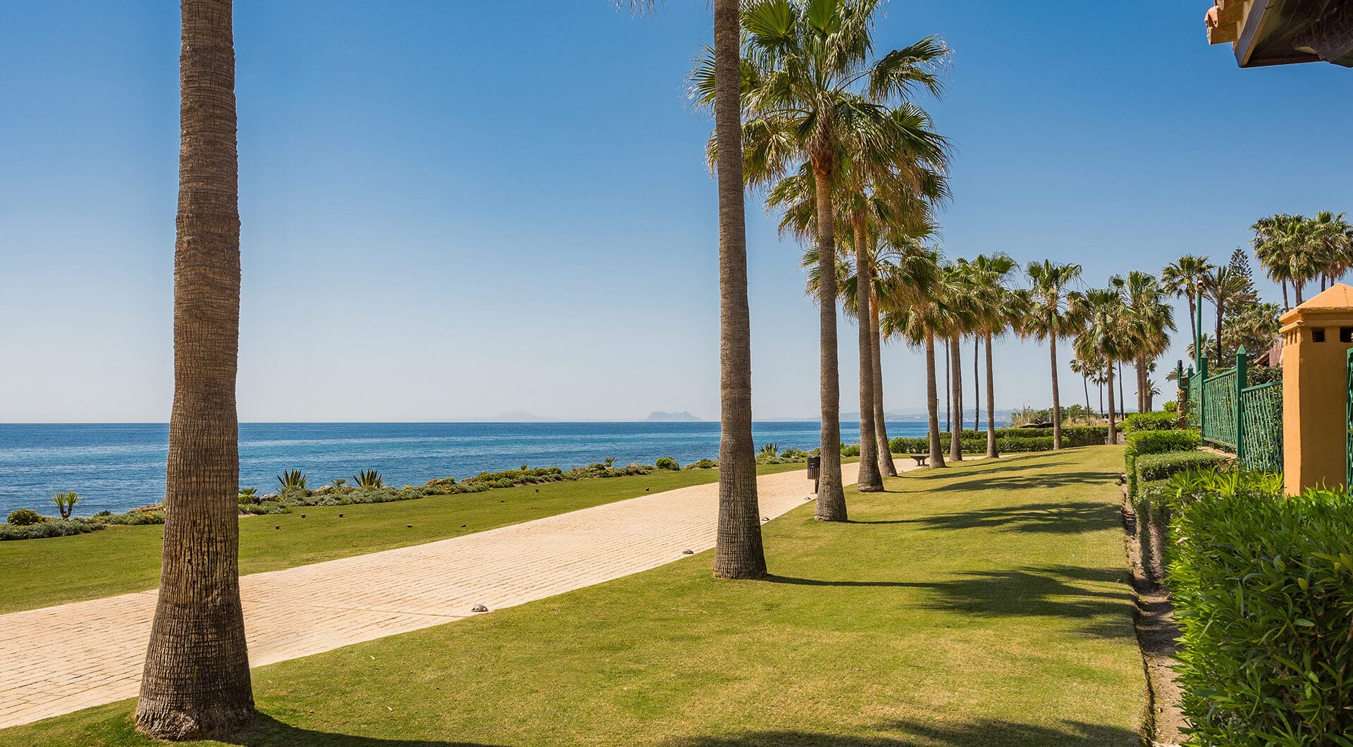 Luxury 4-Bedroom Beachfront Apartment with Private Pool – Los Granados del Mar, Estepona