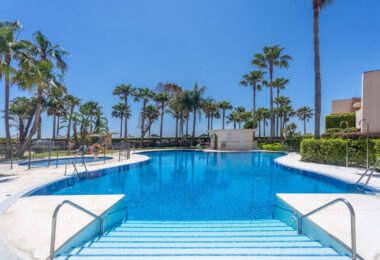 Beachfront Penthouse with Private Pool – Estepona