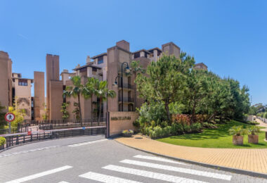 Beachfront Penthouse with Private Pool – Estepona