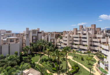 Beachfront Penthouse with Private Pool – Estepona