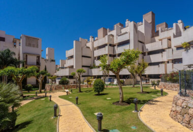 Beachfront Penthouse with Private Pool – Estepona