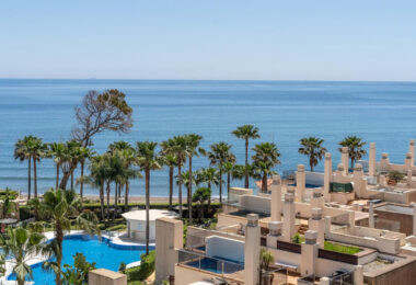 Beachfront Penthouse with Private Pool – Estepona