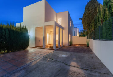 OPPORTUNITY-PRICE JUST REDUCED FOR A QUICK SALE: Stunning Luxury Front Line Beach Villa in Marbesa, Marbella East