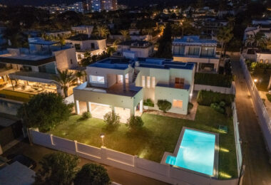 OPPORTUNITY-PRICE JUST REDUCED FOR A QUICK SALE: Stunning Luxury Front Line Beach Villa in Marbesa, Marbella East