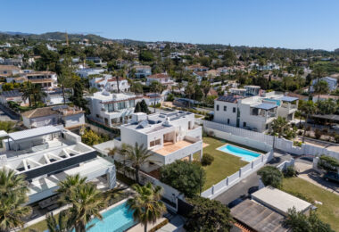 OPPORTUNITY-PRICE JUST REDUCED FOR A QUICK SALE: Stunning Luxury Front Line Beach Villa in Marbesa, Marbella East