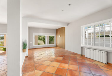 OPPORTUNITY-PRICE JUST REDUCED FOR A QUICK SALE: Stunning Luxury Front Line Beach Villa in Marbesa, Marbella East