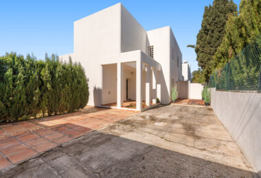 OPPORTUNITY-PRICE JUST REDUCED FOR A QUICK SALE: Stunning Luxury Front Line Beach Villa in Marbesa, Marbella East