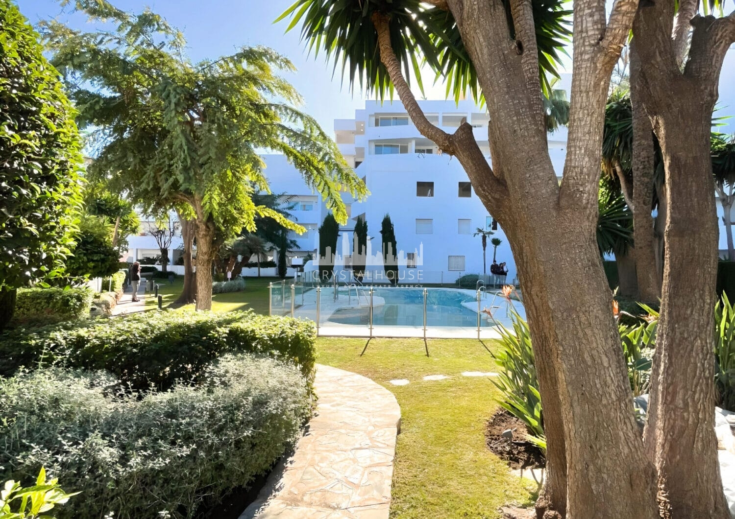 ELEGANT GROUND FLOOR RETREAT WITH PRIVATE GARDEN IN NUEVA ANDALUCÍA