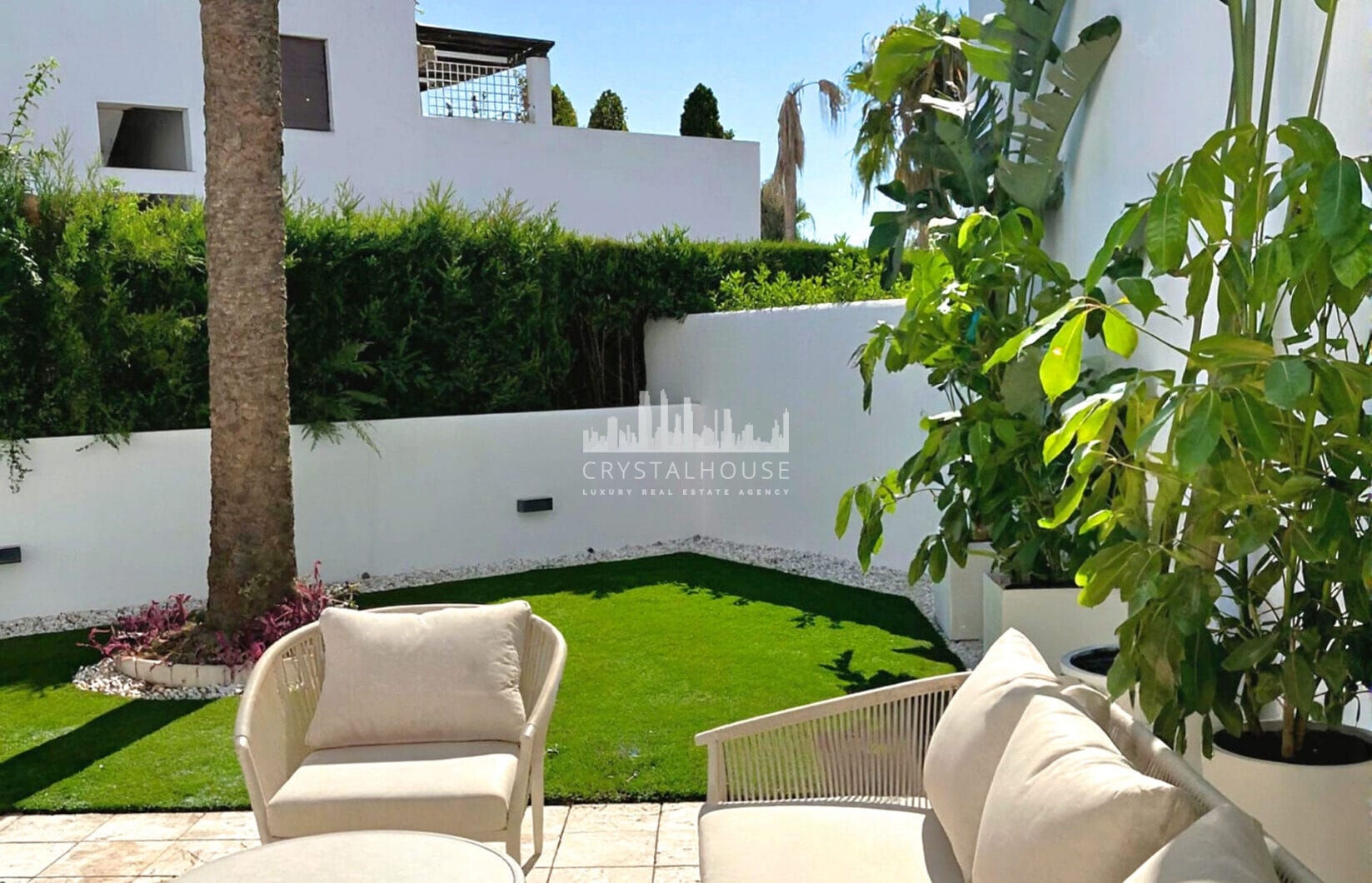 ELEGANT GROUND FLOOR RETREAT WITH PRIVATE GARDEN IN NUEVA ANDALUCÍA