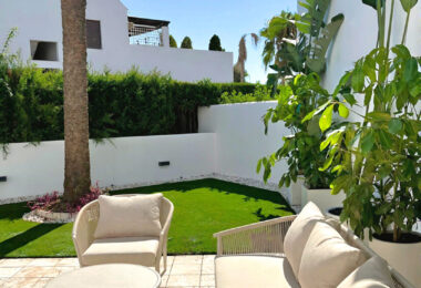 ELEGANT GROUND FLOOR RETREAT WITH PRIVATE GARDEN IN NUEVA ANDALUCÍA