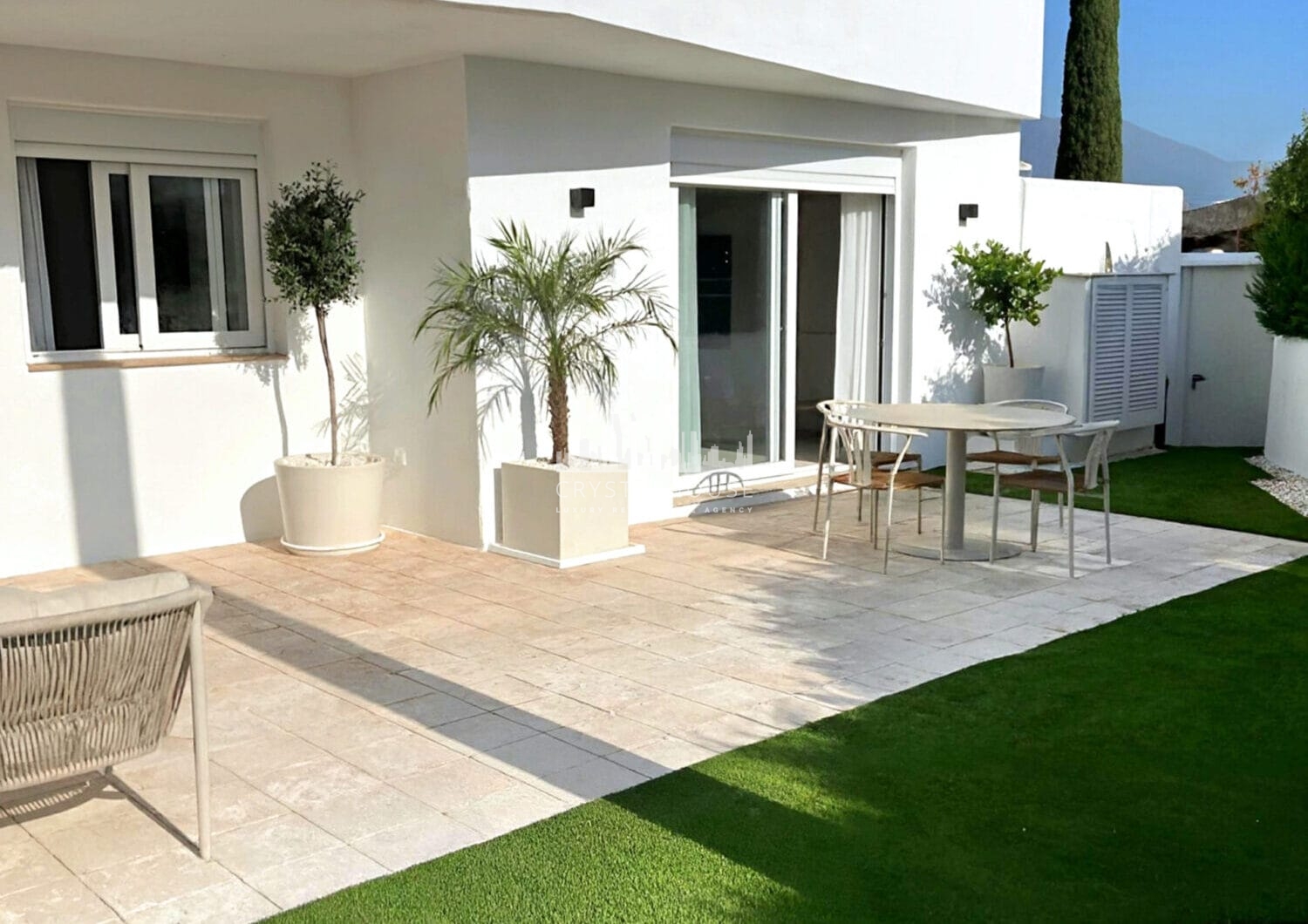ELEGANT GROUND FLOOR RETREAT WITH PRIVATE GARDEN IN NUEVA ANDALUCÍA