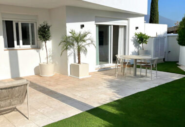 ELEGANT GROUND FLOOR RETREAT WITH PRIVATE GARDEN IN NUEVA ANDALUCÍA