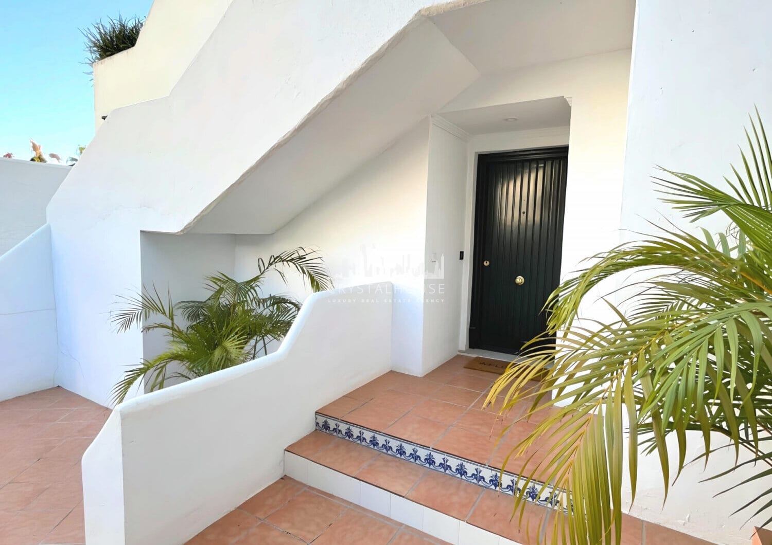 ELEGANT GROUND FLOOR RETREAT WITH PRIVATE GARDEN IN NUEVA ANDALUCÍA