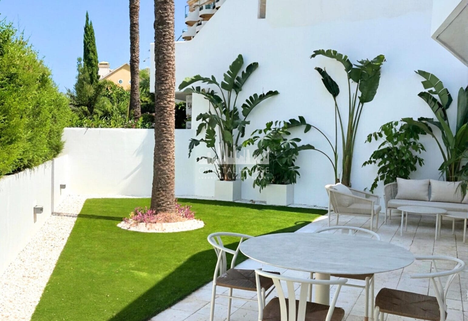 ELEGANT GROUND FLOOR RETREAT WITH PRIVATE GARDEN IN NUEVA ANDALUCÍA
