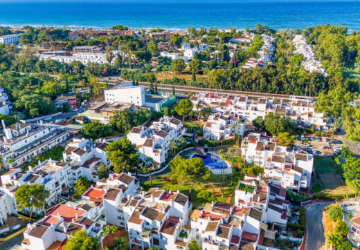 Fantastic reform opportunity; three bedroom apartment located in the gated community, Parque Elviria in Marbella - walking distance to the beach