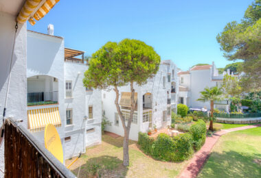 Fantastic reform opportunity; three bedroom apartment located in the gated community, Parque Elviria in Marbella - walking distance to the beach