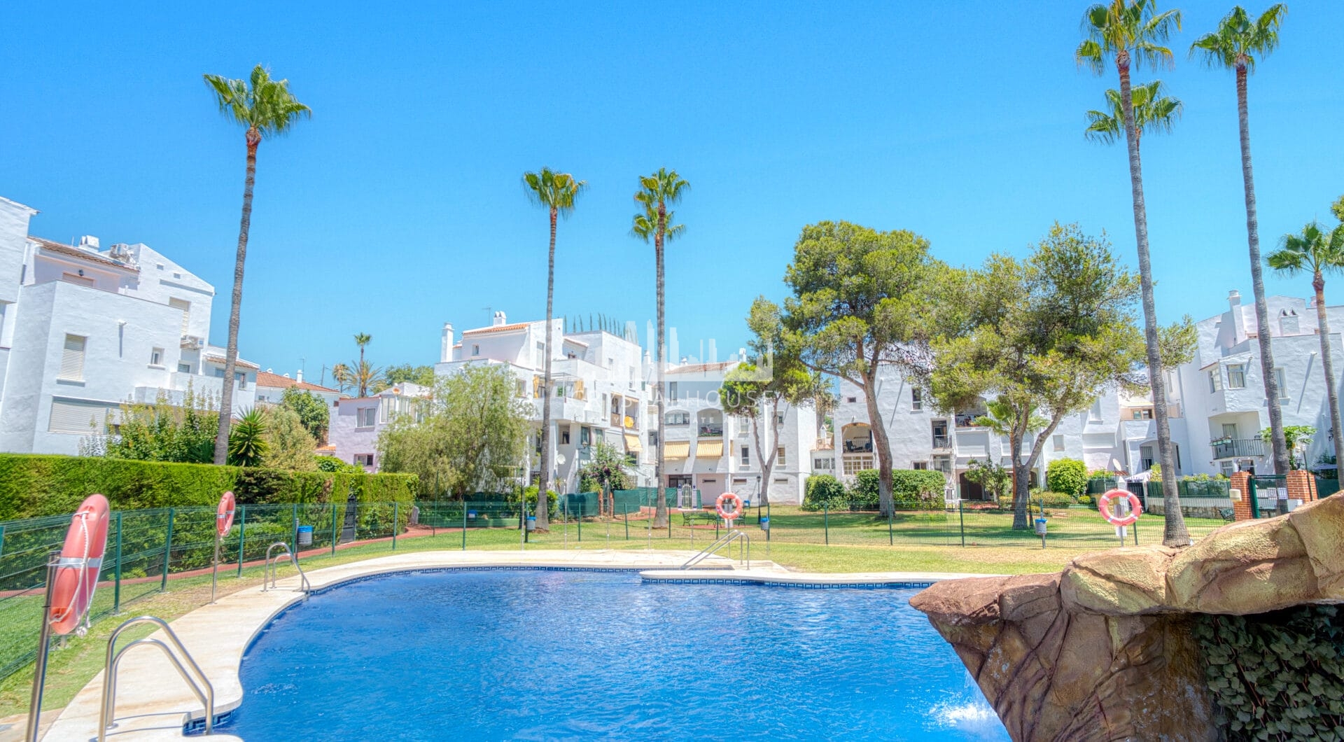 Fantastic reform opportunity; three bedroom apartment located in the gated community, Parque Elviria in Marbella - walking distance to the beach