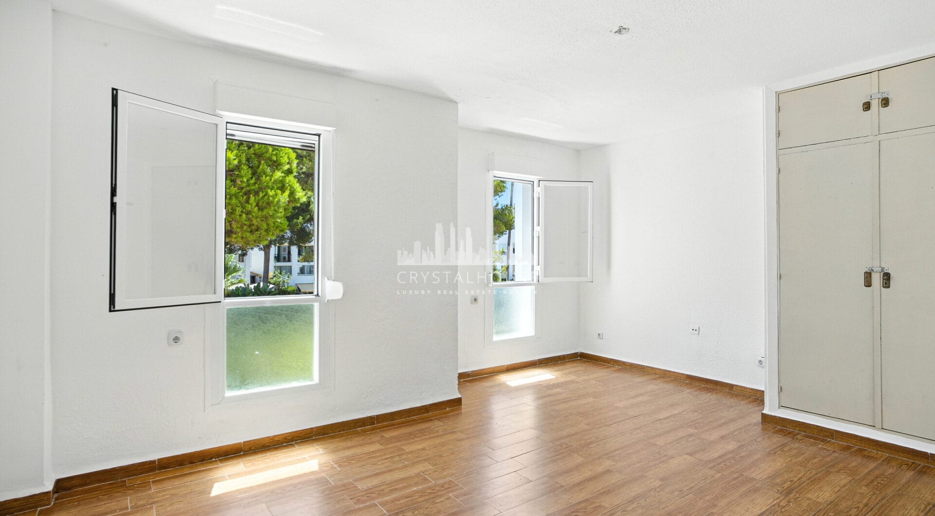 Fantastic reform opportunity; three bedroom apartment located in the gated community, Parque Elviria in Marbella - walking distance to the beach