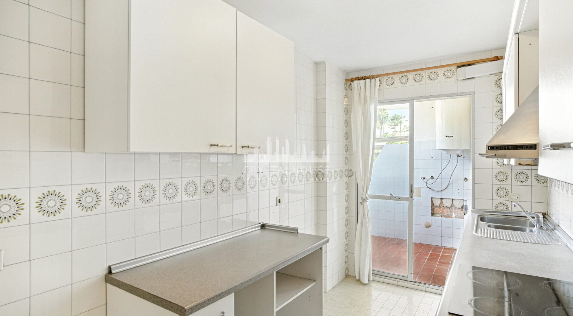 Fantastic reform opportunity; three bedroom apartment located in the gated community, Parque Elviria in Marbella - walking distance to the beach