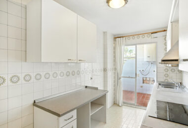 Fantastic reform opportunity; three bedroom apartment located in the gated community, Parque Elviria in Marbella - walking distance to the beach