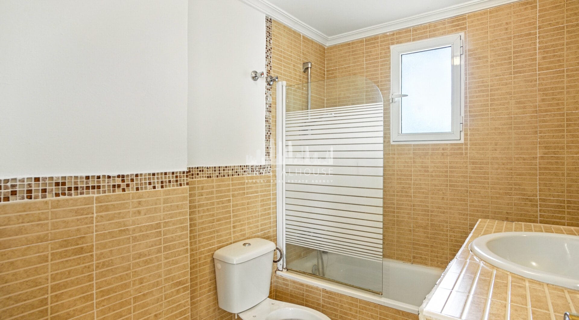 Fantastic reform opportunity; three bedroom apartment located in the gated community, Parque Elviria in Marbella - walking distance to the beach