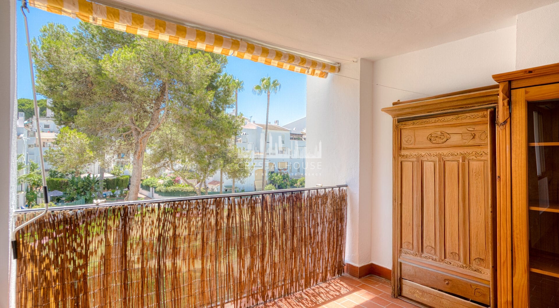 Fantastic reform opportunity; three bedroom apartment located in the gated community, Parque Elviria in Marbella - walking distance to the beach