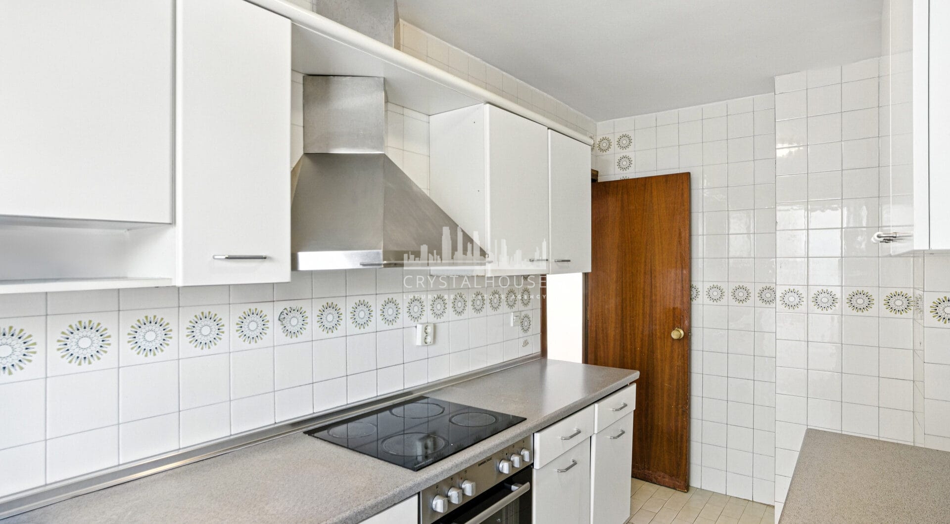 Fantastic reform opportunity; three bedroom apartment located in the gated community, Parque Elviria in Marbella - walking distance to the beach