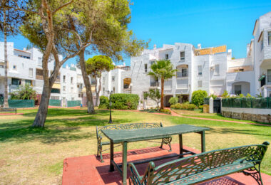 Fantastic reform opportunity; three bedroom apartment located in the gated community, Parque Elviria in Marbella - walking distance to the beach