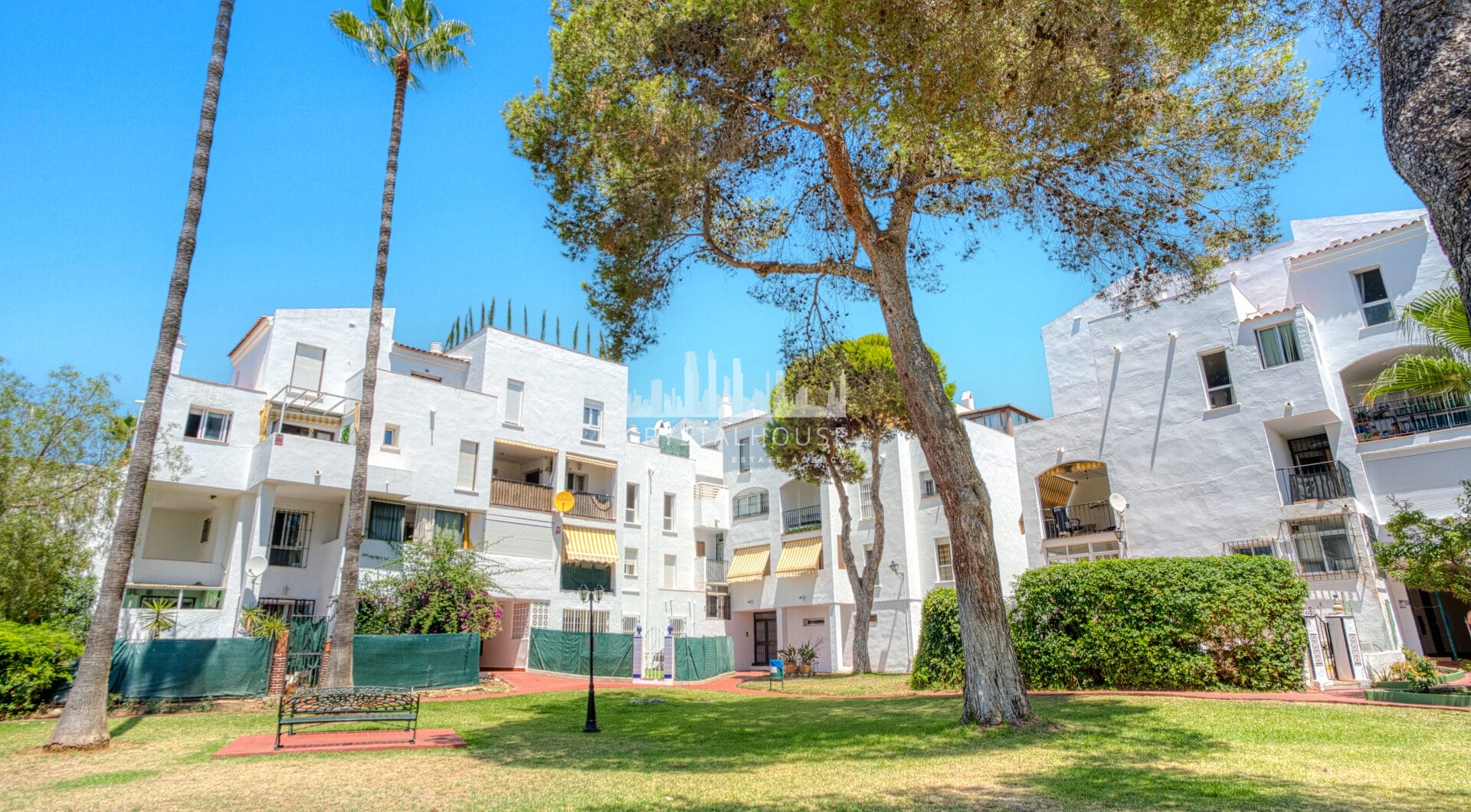 Fantastic reform opportunity; three bedroom apartment located in the gated community, Parque Elviria in Marbella - walking distance to the beach