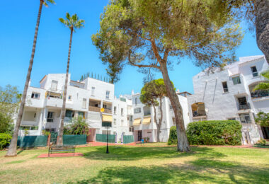 Fantastic reform opportunity; three bedroom apartment located in the gated community, Parque Elviria in Marbella - walking distance to the beach