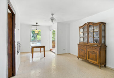 Fantastic reform opportunity; three bedroom apartment located in the gated community, Parque Elviria in Marbella - walking distance to the beach