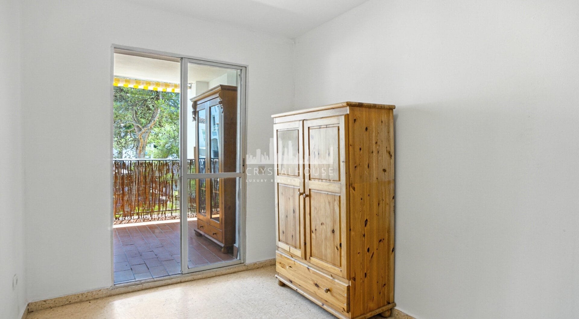Fantastic reform opportunity; three bedroom apartment located in the gated community, Parque Elviria in Marbella - walking distance to the beach