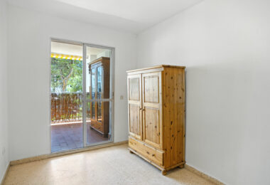 Fantastic reform opportunity; three bedroom apartment located in the gated community, Parque Elviria in Marbella - walking distance to the beach
