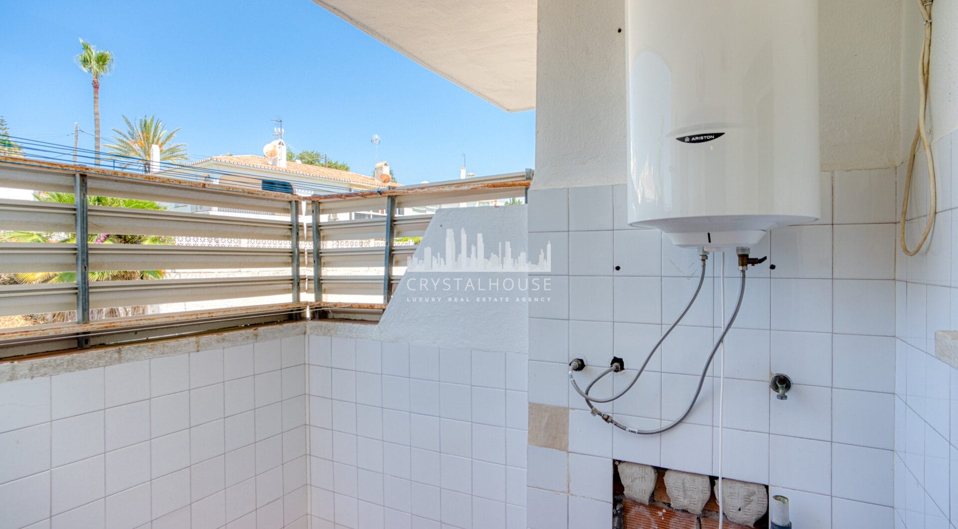Fantastic reform opportunity; three bedroom apartment located in the gated community, Parque Elviria in Marbella - walking distance to the beach