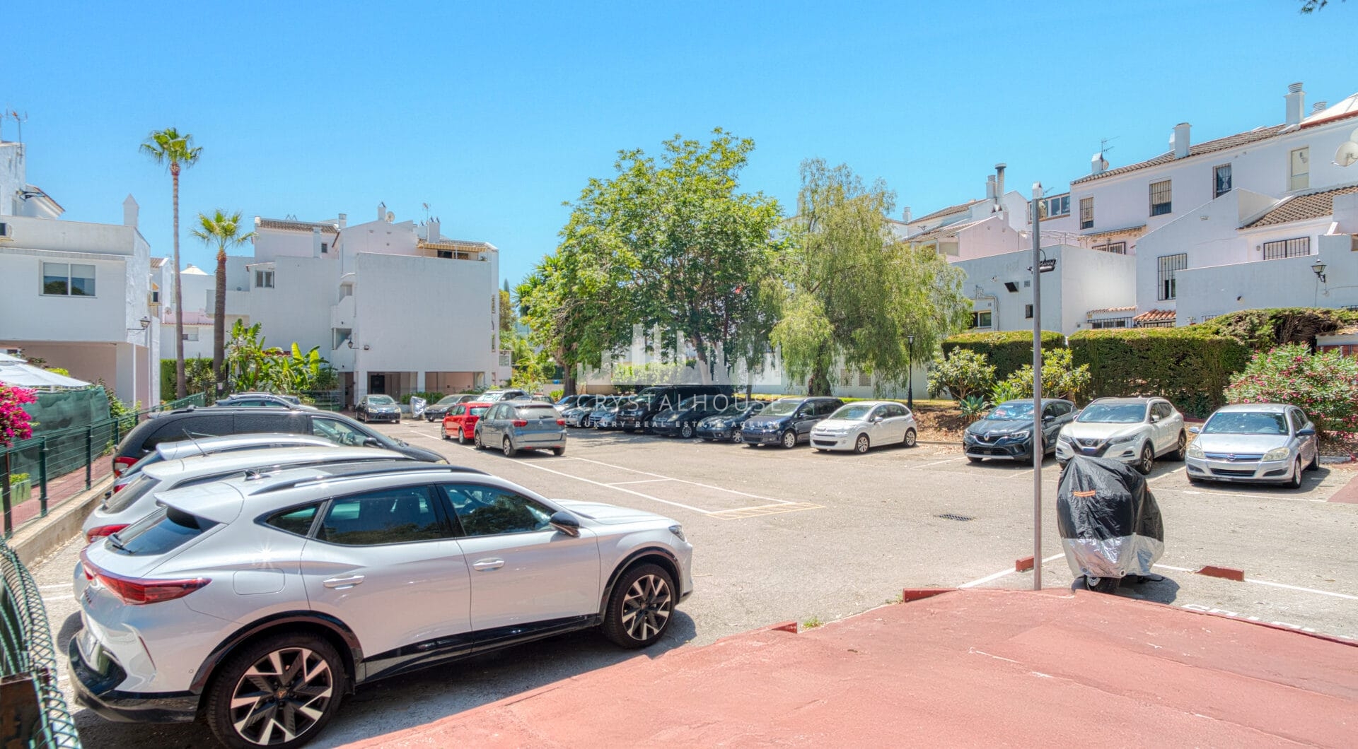 Fantastic reform opportunity; three bedroom apartment located in the gated community, Parque Elviria in Marbella - walking distance to the beach