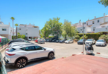 Fantastic reform opportunity; three bedroom apartment located in the gated community, Parque Elviria in Marbella - walking distance to the beach