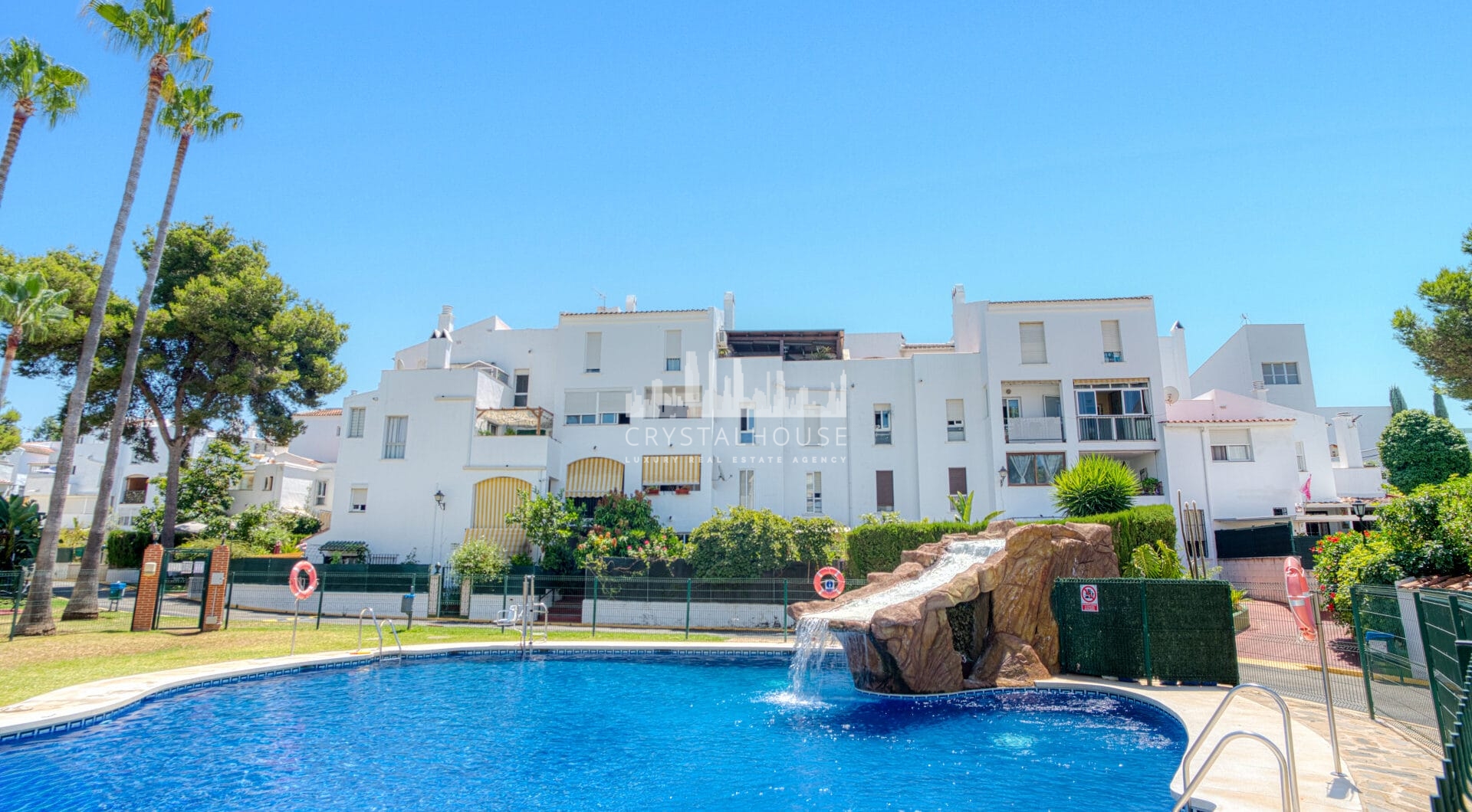 Fantastic reform opportunity; three bedroom apartment located in the gated community, Parque Elviria in Marbella - walking distance to the beach