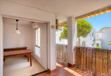 Fantastic reform opportunity; three bedroom apartment located in the gated community, Parque Elviria in Marbella - walking distance to the beach