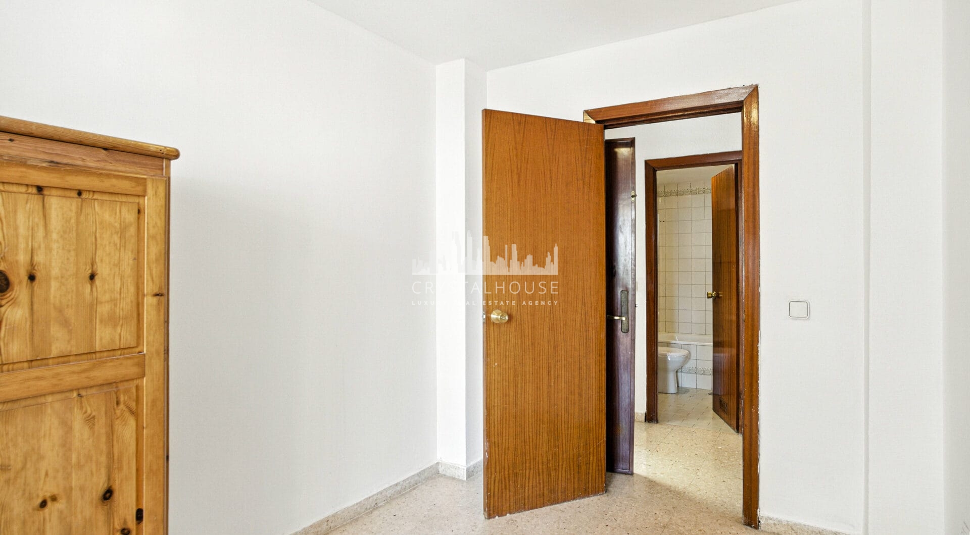 Fantastic reform opportunity; three bedroom apartment located in the gated community, Parque Elviria in Marbella - walking distance to the beach
