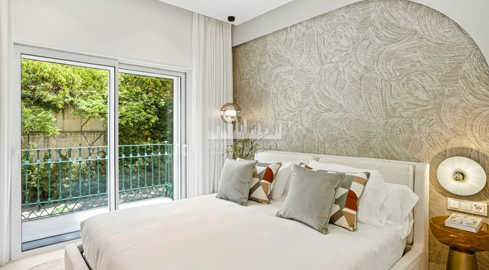 Luxurious south facing, three bedroom beachfront apartment, located in the prestigious community of Río Real Playa.