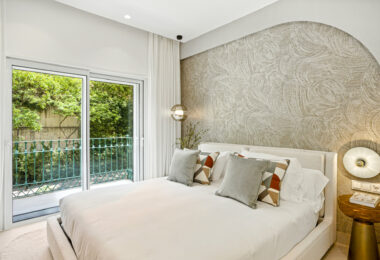 Luxurious south facing, three bedroom beachfront apartment, located in the prestigious community of Río Real Playa.