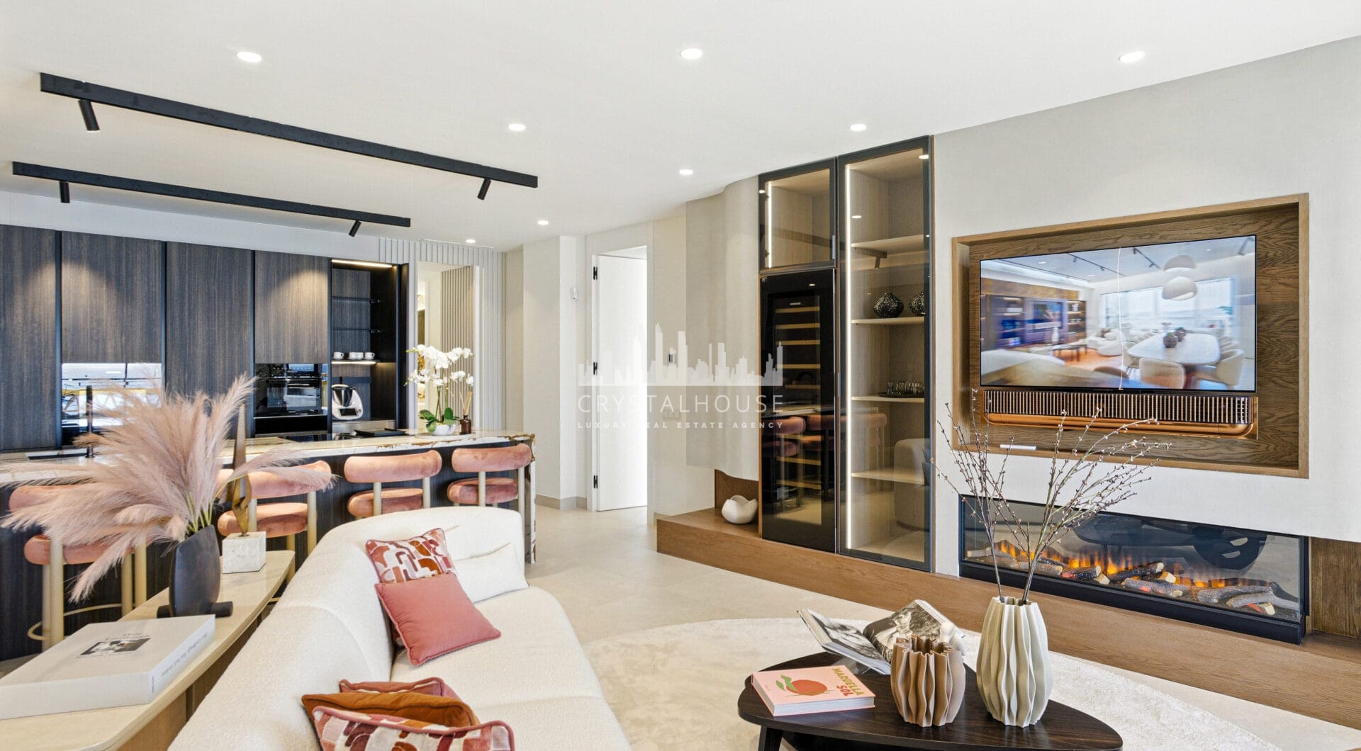 Luxurious south facing, three bedroom beachfront apartment, located in the prestigious community of Río Real Playa.