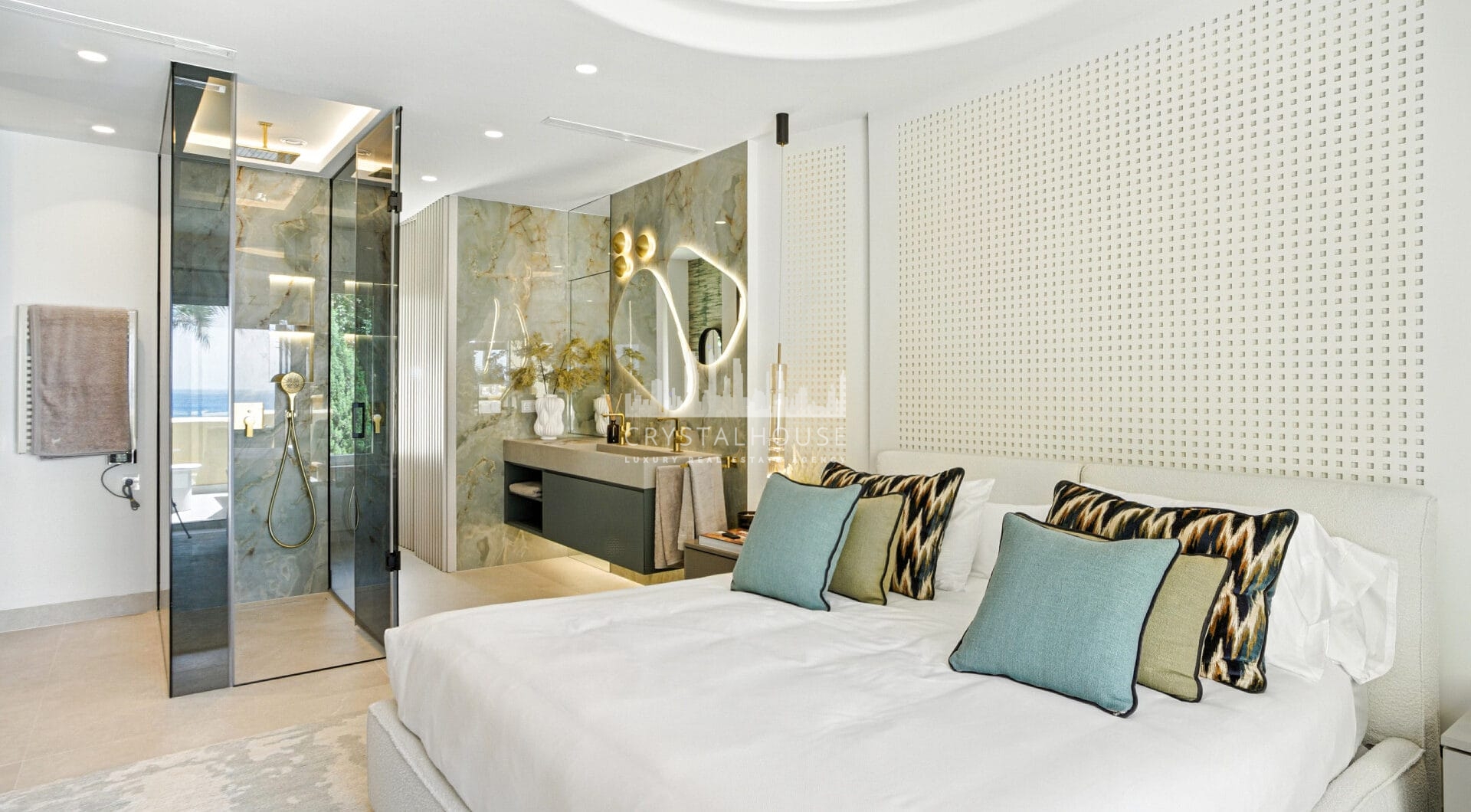 Luxurious south facing, three bedroom beachfront apartment, located in the prestigious community of Río Real Playa.