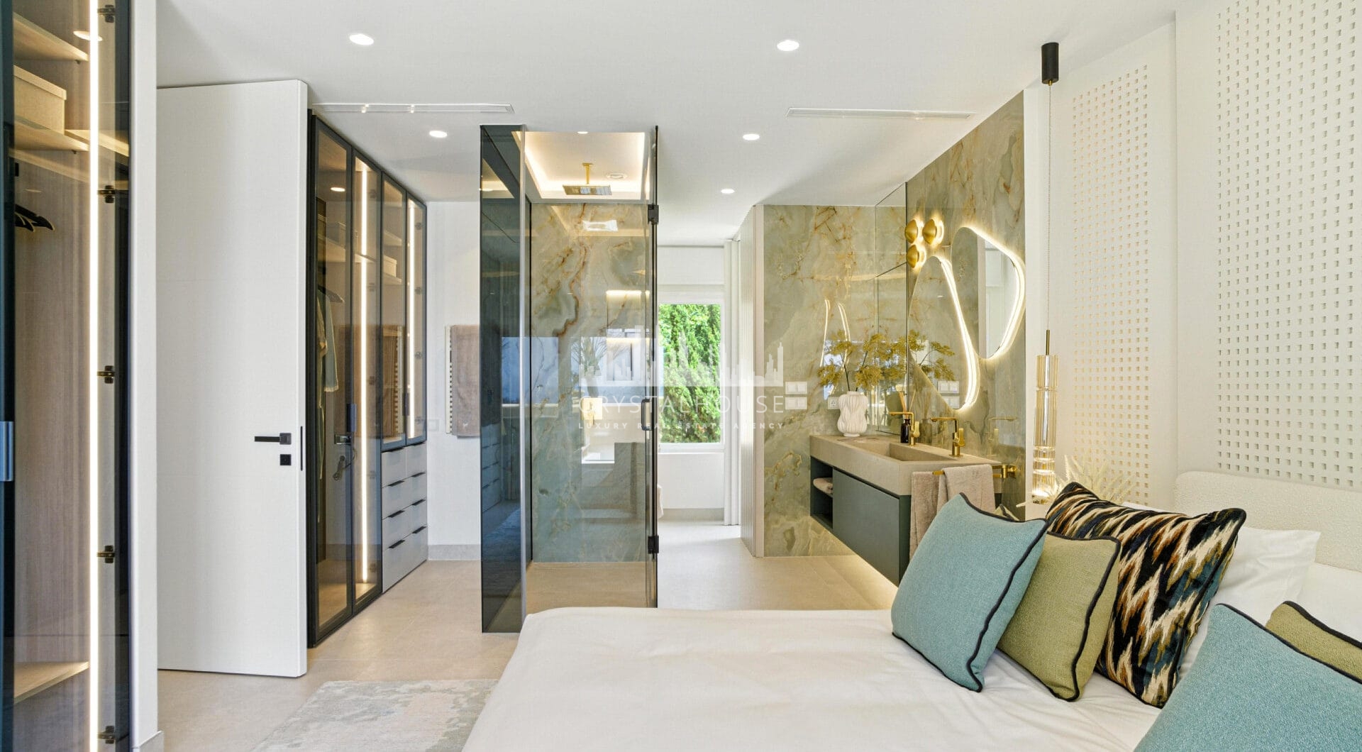 Luxurious south facing, three bedroom beachfront apartment, located in the prestigious community of Río Real Playa.
